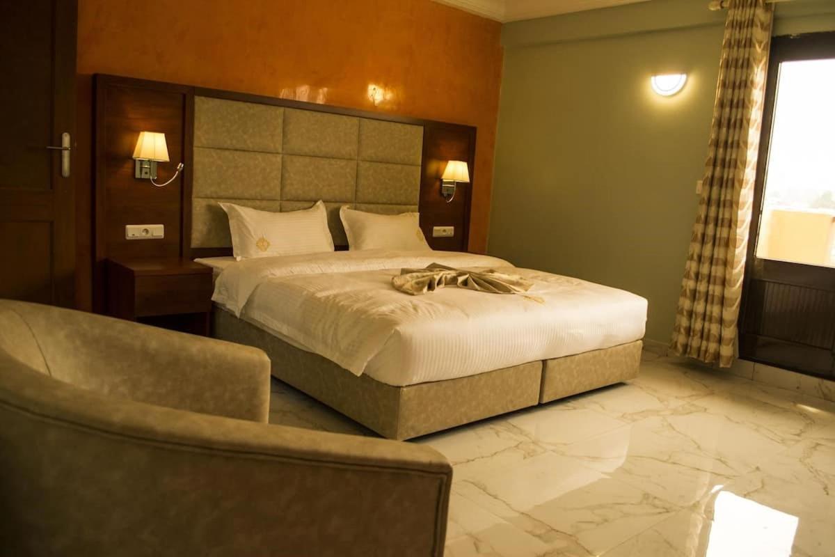 Hotel Jouvence International Яунде Екстер'єр фото
