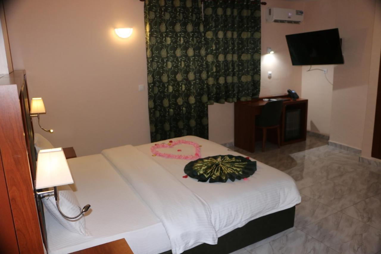Hotel Jouvence International Яунде Екстер'єр фото