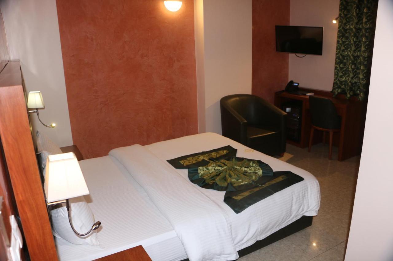 Hotel Jouvence International Яунде Екстер'єр фото