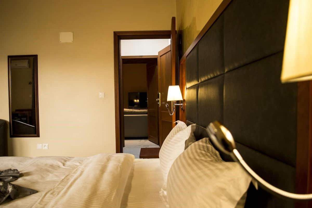 Hotel Jouvence International Яунде Екстер'єр фото