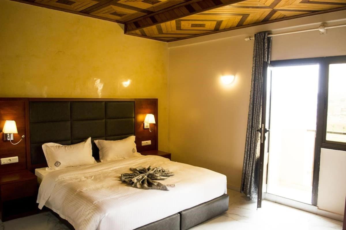 Hotel Jouvence International Яунде Екстер'єр фото