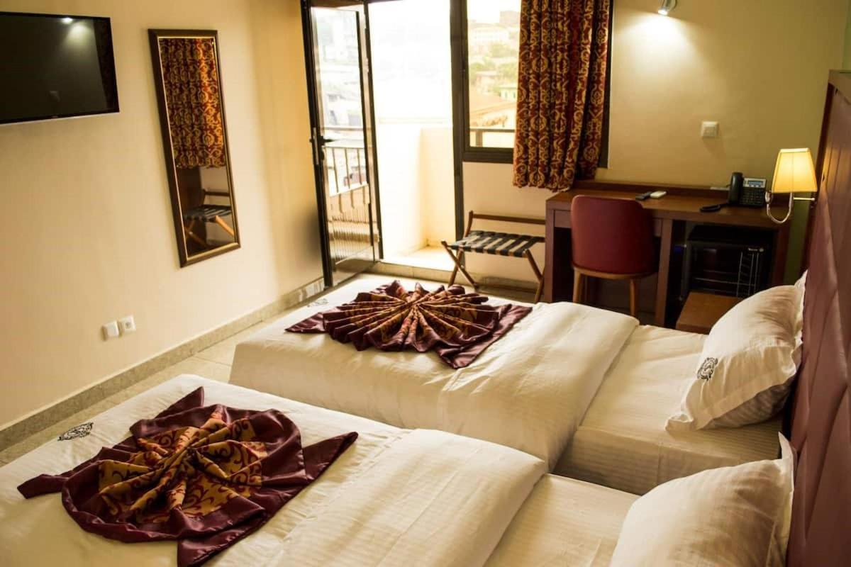 Hotel Jouvence International Яунде Екстер'єр фото