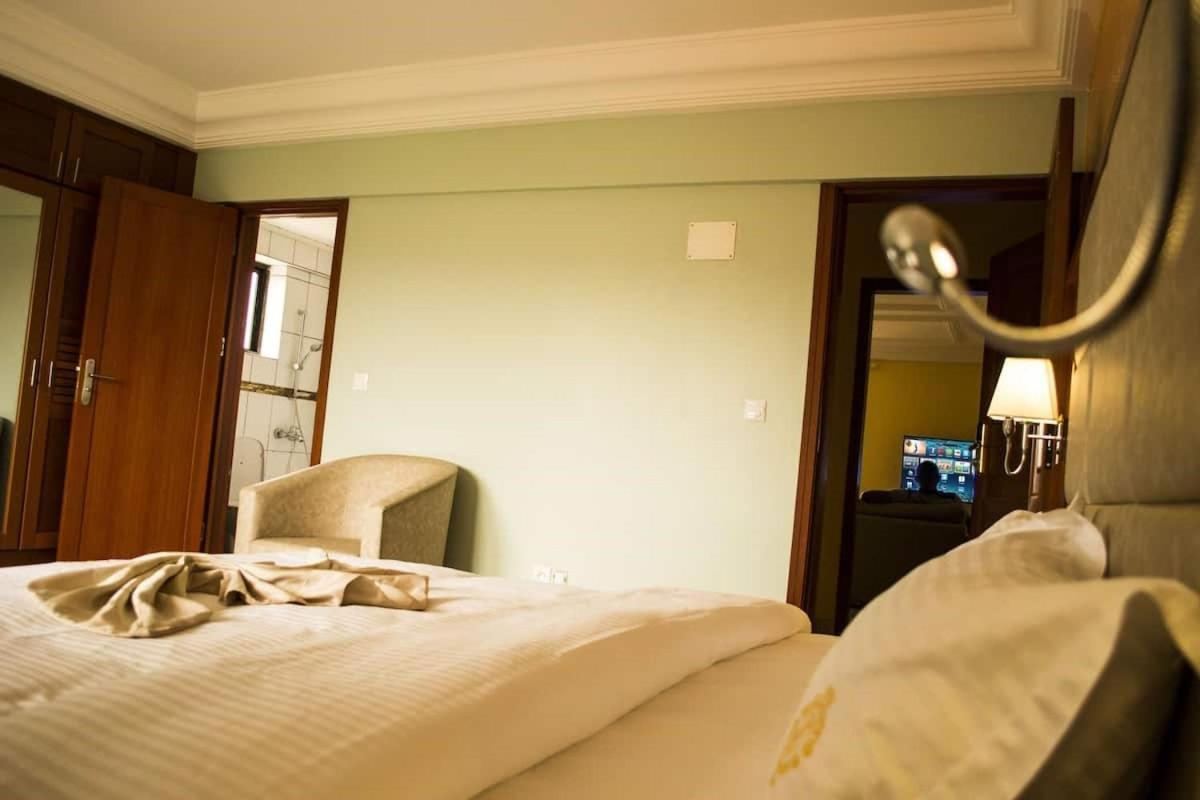 Hotel Jouvence International Яунде Екстер'єр фото