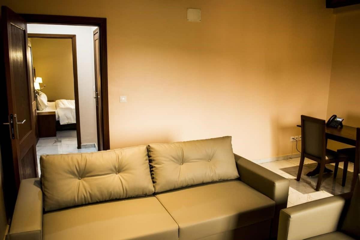 Hotel Jouvence International Яунде Екстер'єр фото