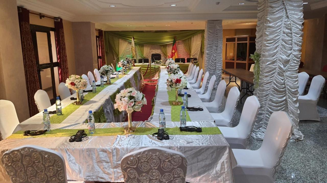 Hotel Jouvence International Яунде Екстер'єр фото